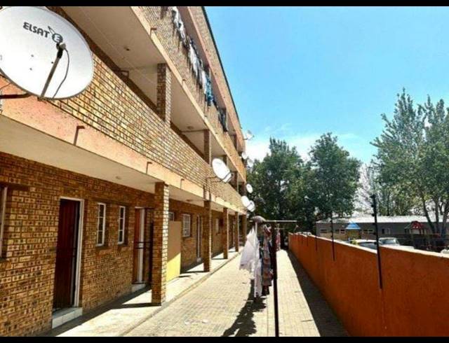 1 BEDROOM APARTMENT FOR SALE IN RANDFONTEIN CENTRAL